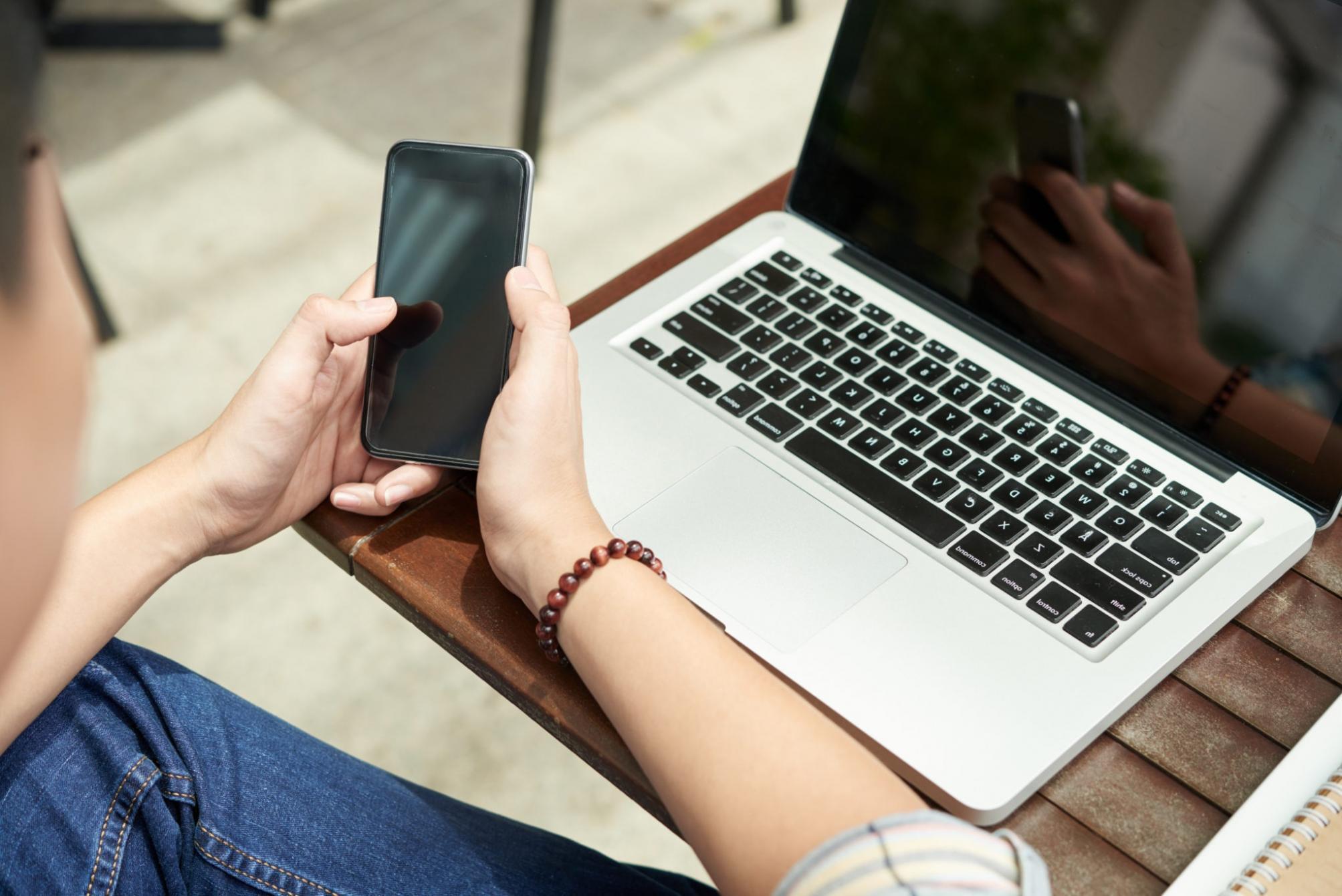 Arbeitsbereich mit Laptop und Notizen zur Content-Strategie